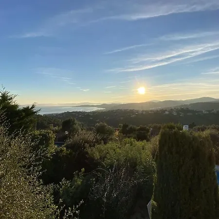 Villa Charmante Mit Pool Und Panorama-meerblick In Den Golf Von Saint-tropez - Montmajour
